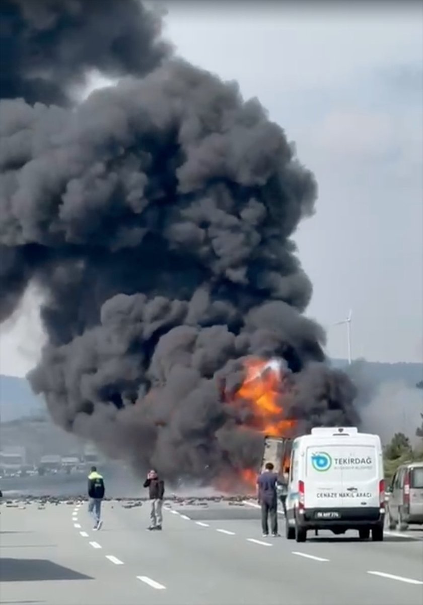 Kuzey Marmara Otoyolu'nda tırda yangın çıktı