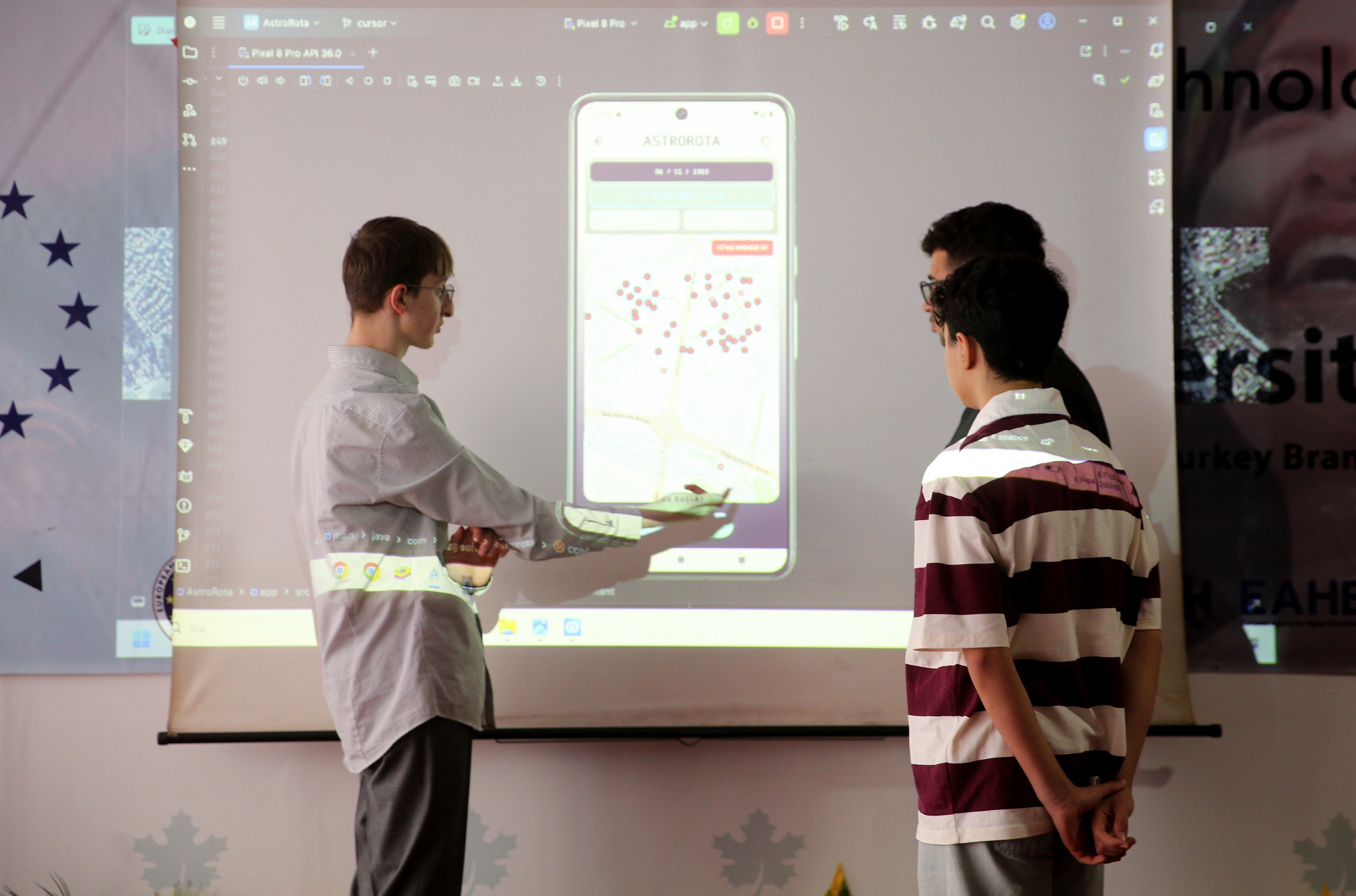 Lise öğrencileri arama kurtarma ekiplerine güvenli yol rotası oluşturan uygulama geliştirdi