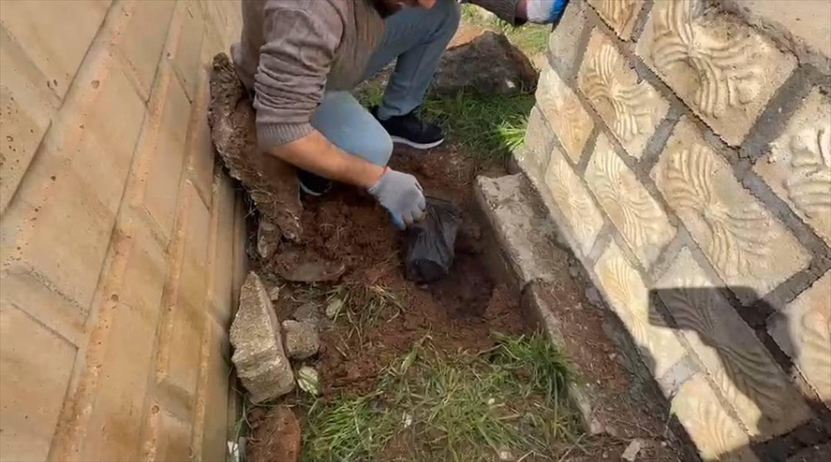 Mardin'de mezarlıkta gömülü 2 kilo 378 gram eroin ele geçirildi