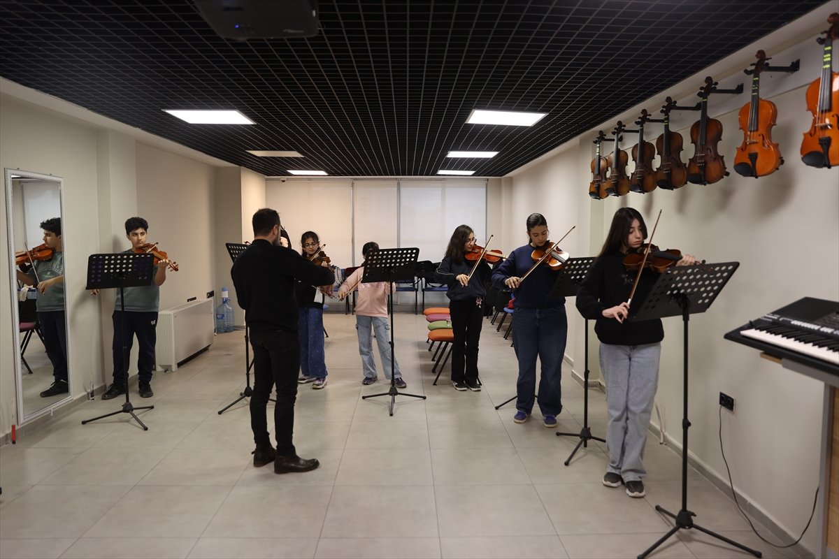 Mardin'in çok dilli müzik kültürü Sanat Akademisi ile yaşatılıyor