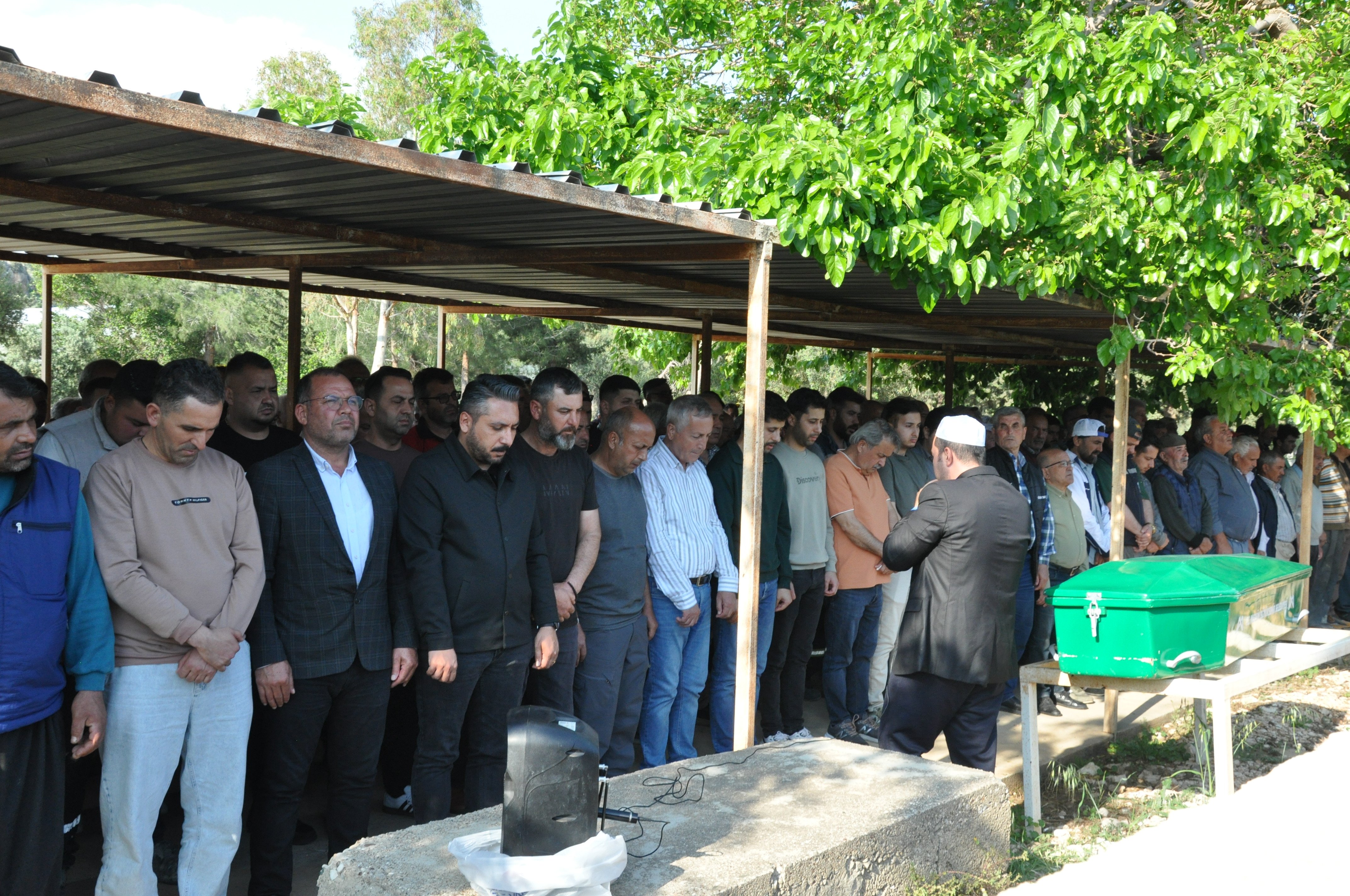 Mersin'de denizde cesetleri bulunan iki kişiden birinin cenazesi toprağa verildi