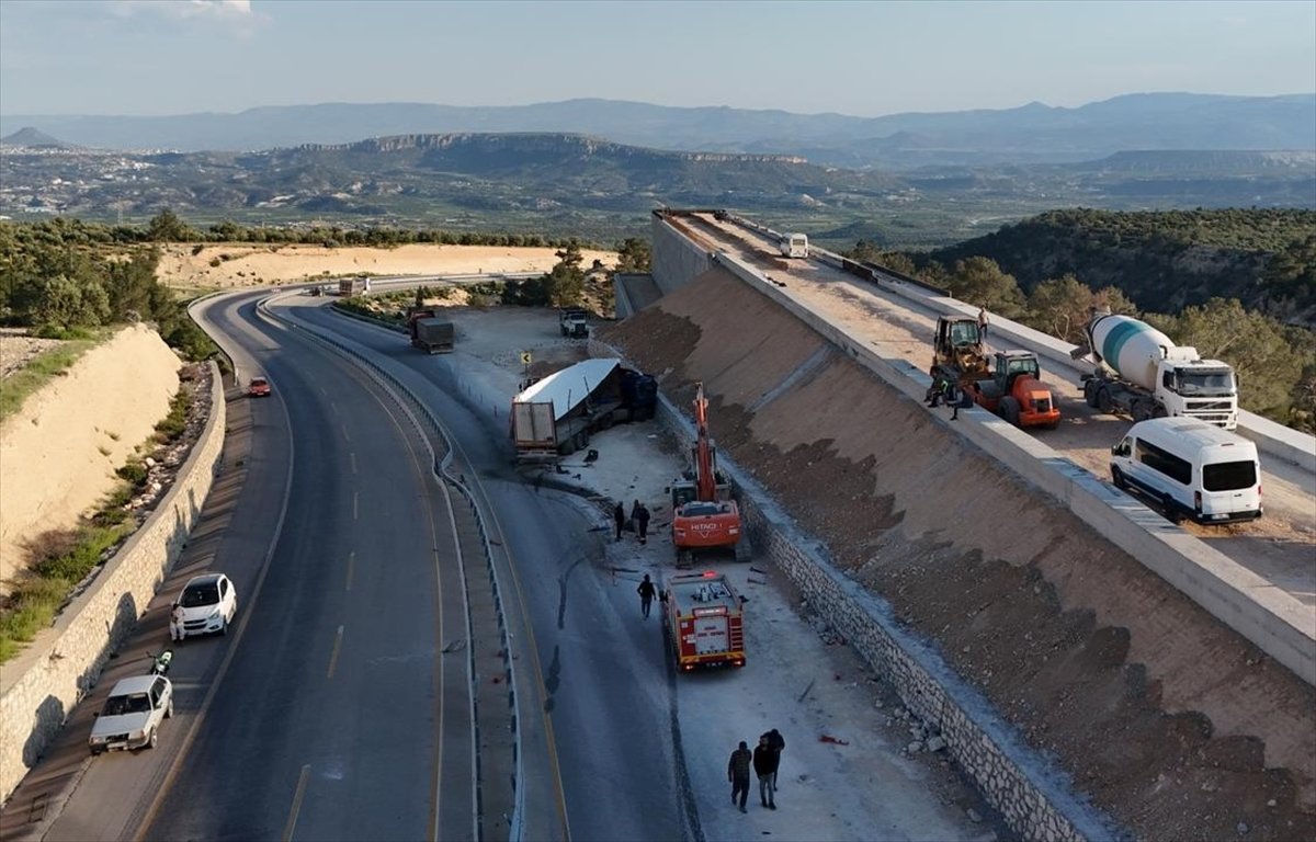 Mersin'de freni boşalan tır yapımı süren kaçış rampasına çarptı, 1 işçi ölü, 4 kişi yaralandı