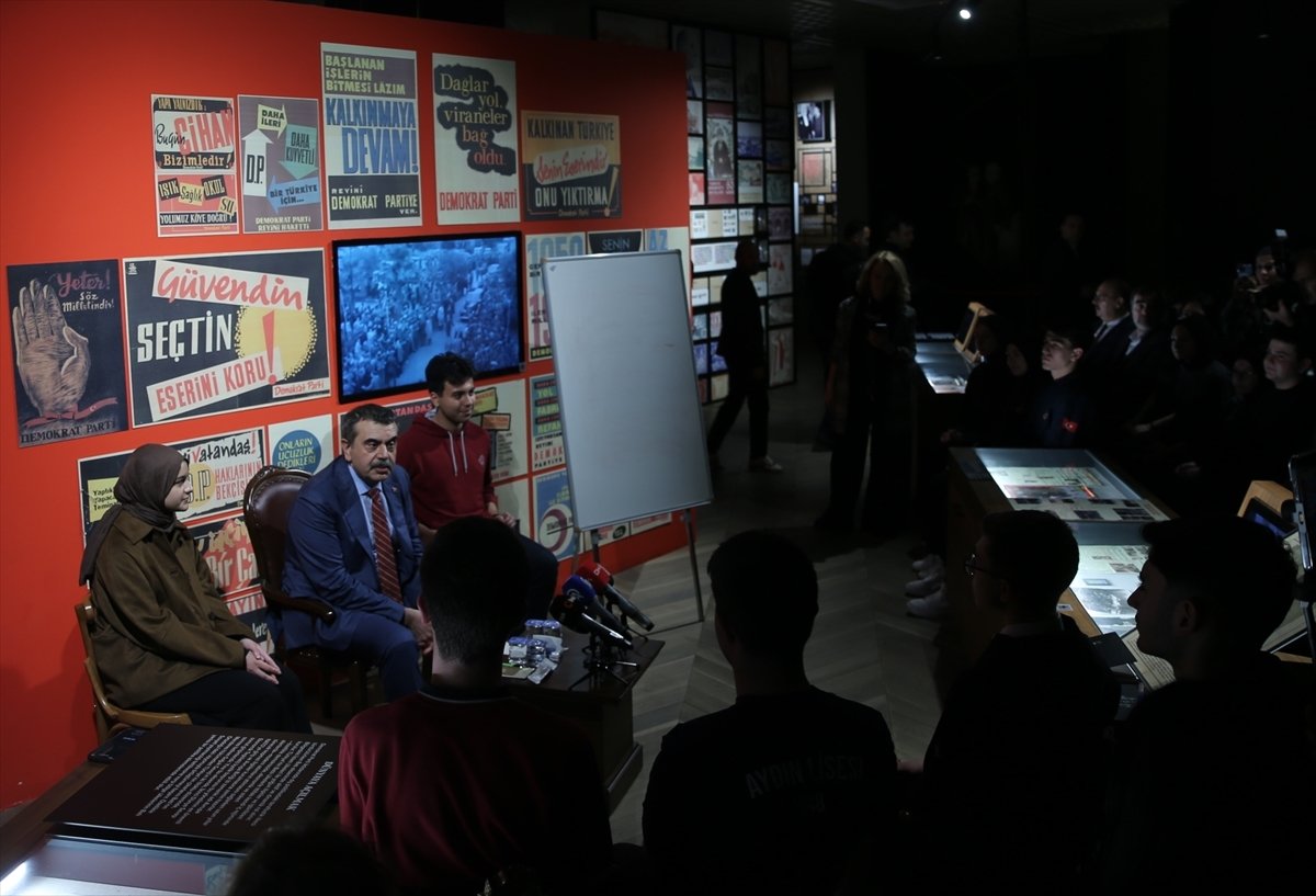 Milli Eğitim Bakanı Tekin, Aydın'da lise öğrencilerine 'Demokrasi ve İnsan' konulu ders verdi: