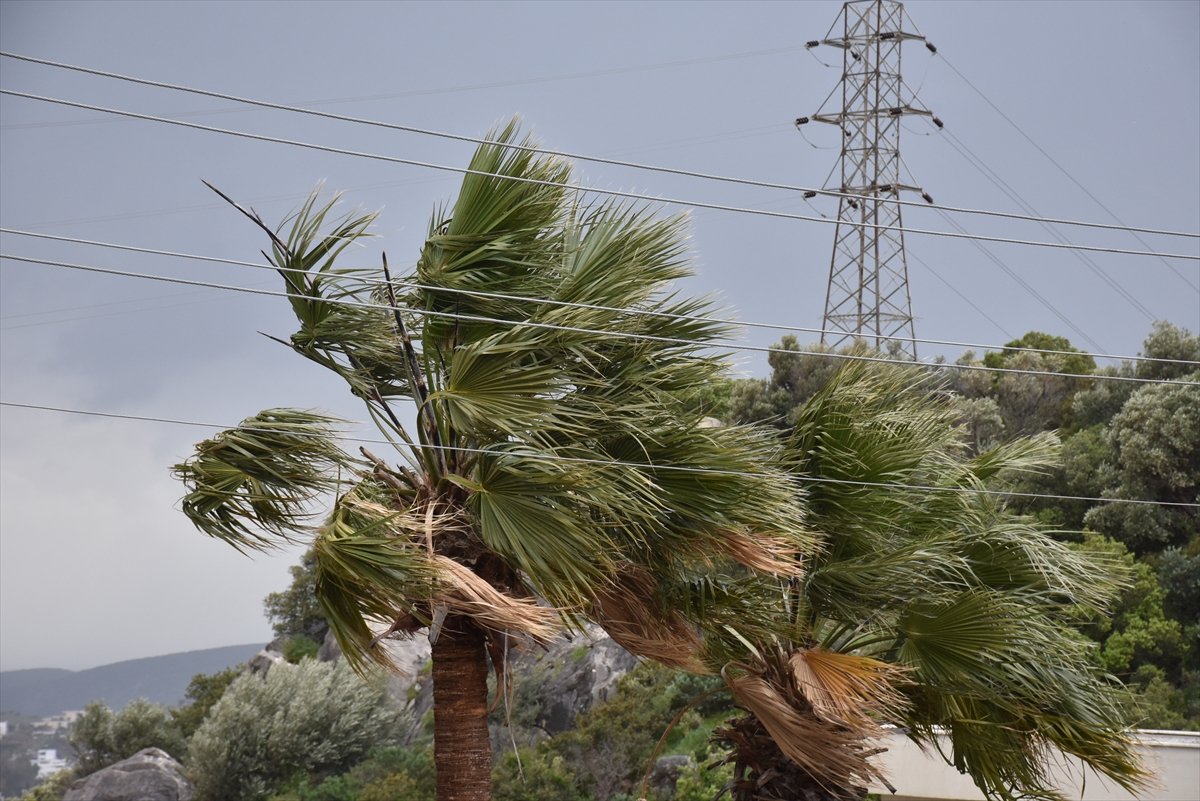 Muğla'da fırtına ve sağanak etkili oluyor