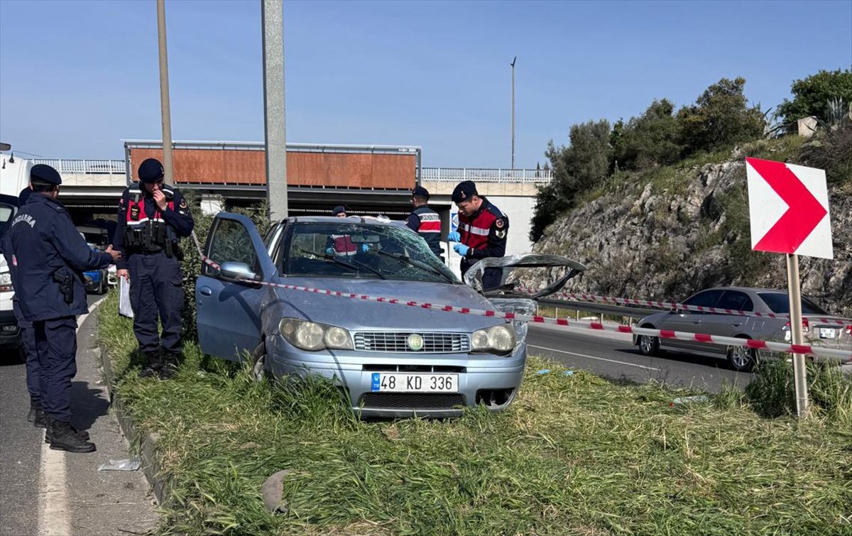 Muğla'da kontrolden çıkarak refüje çarpan araçtaki bebek öldü, anne ve babası yaralandı