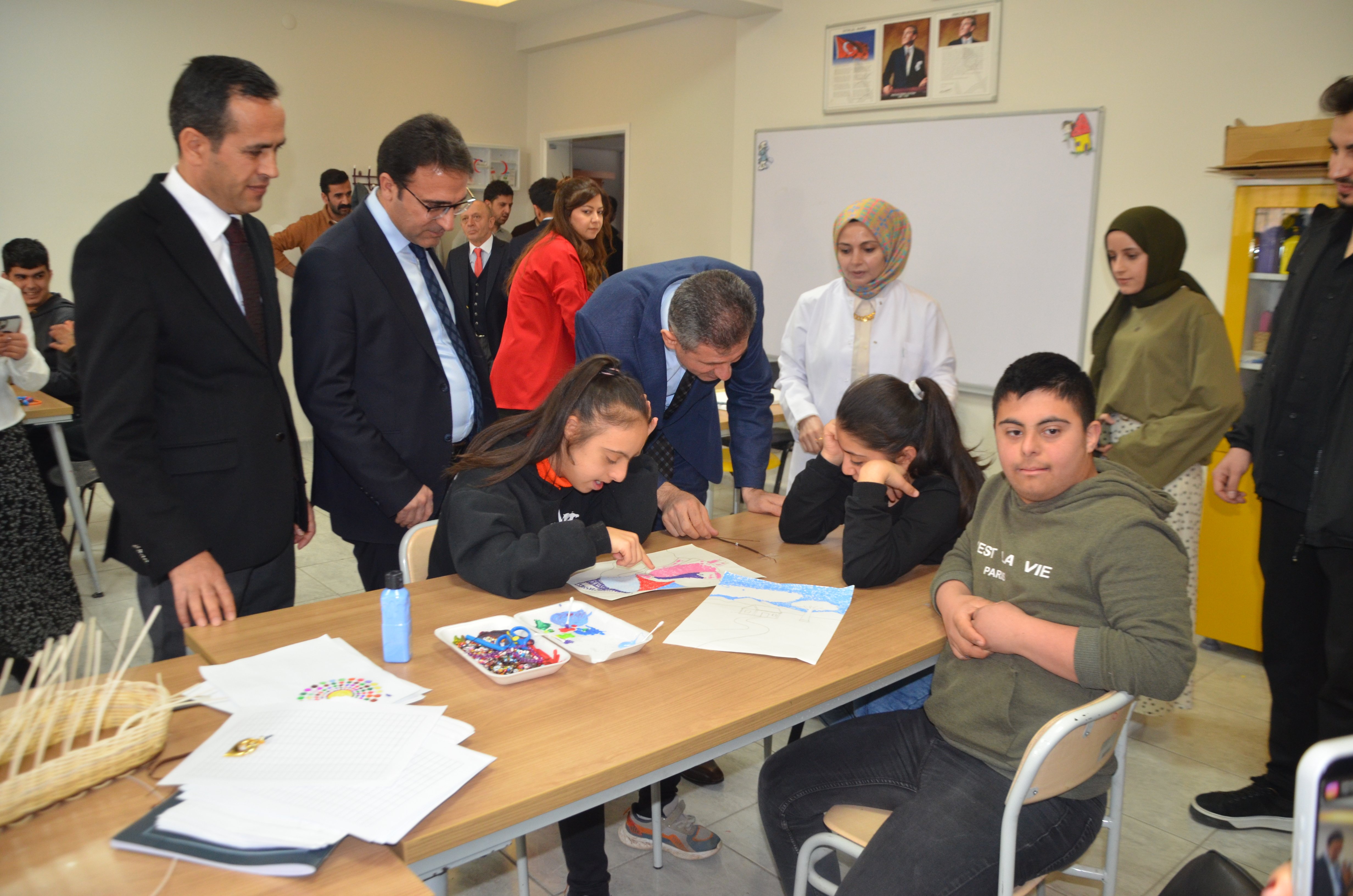 Muş'ta fidanlar toprakla buluşturuldu, gökyüzüne balonlar bırakıldı