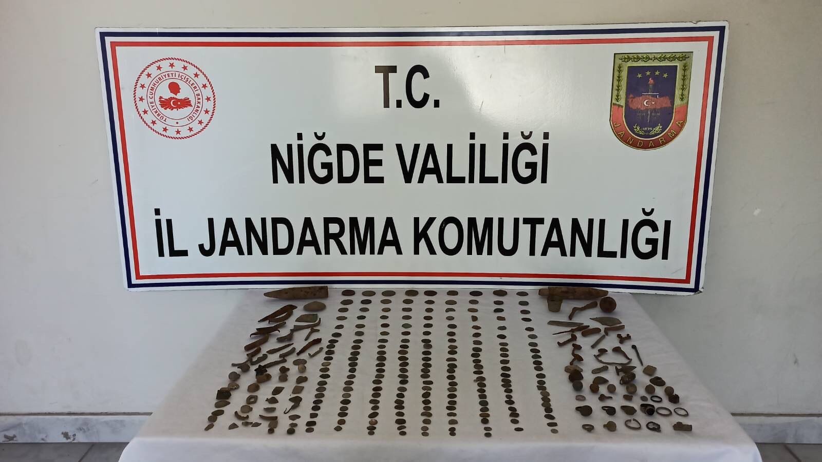 Niğde'de tarihi eser niteliğinde 190 sikke ve 100 obje ele geçirildi