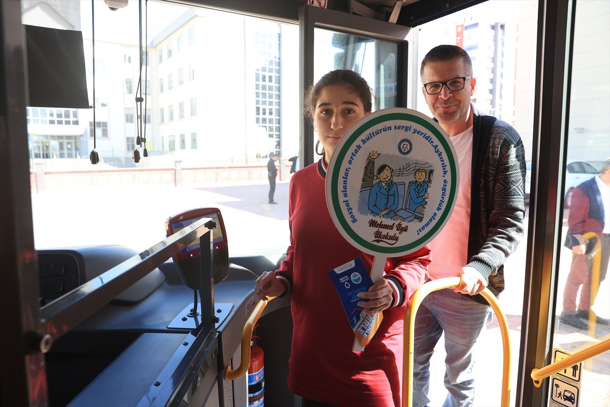 Öğrenciler toplu ulaşımda nezaket kurallarını uygulamalı öğreniyor