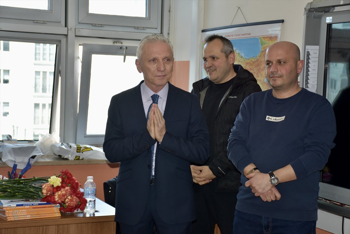 Ordu'da 46 yıllık sınıf öğretmeni düzenlenen sürpriz programla öğrencilerine veda etti