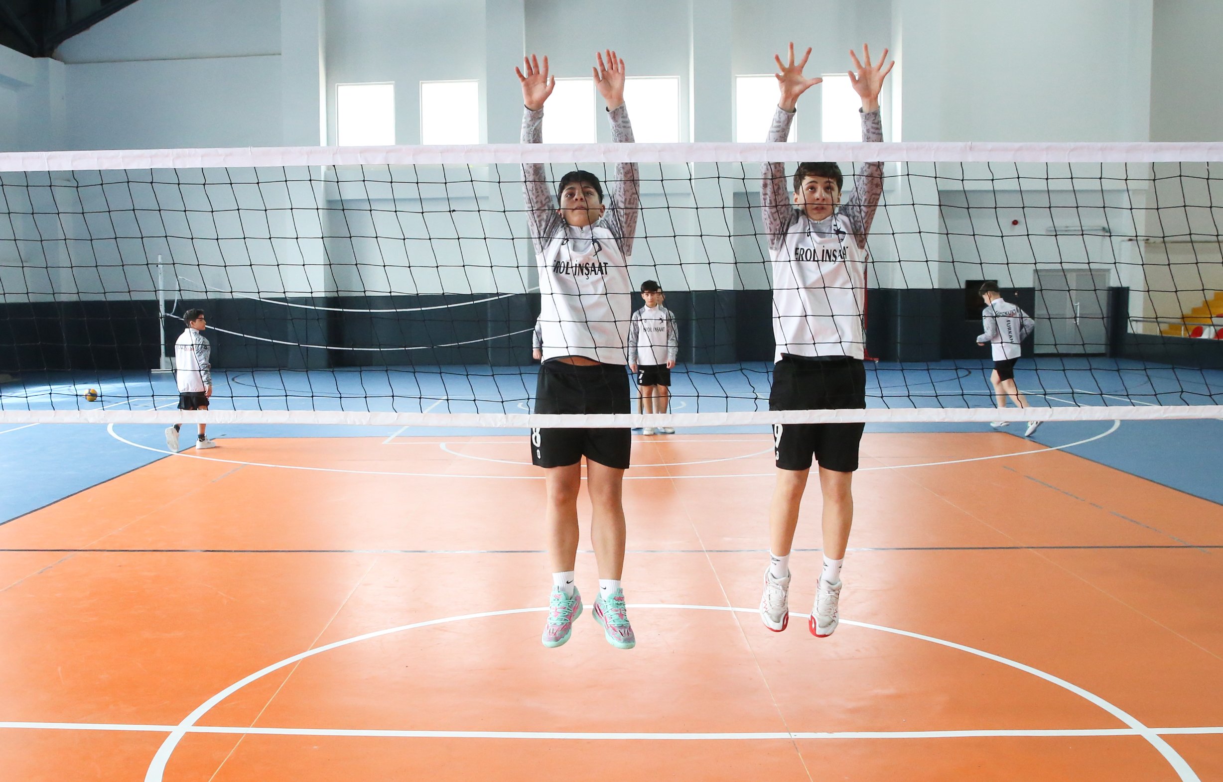 Ortaokul öğrencileri selin vurduğu Bozkurt'a şampiyonluk sevinci yaşattı