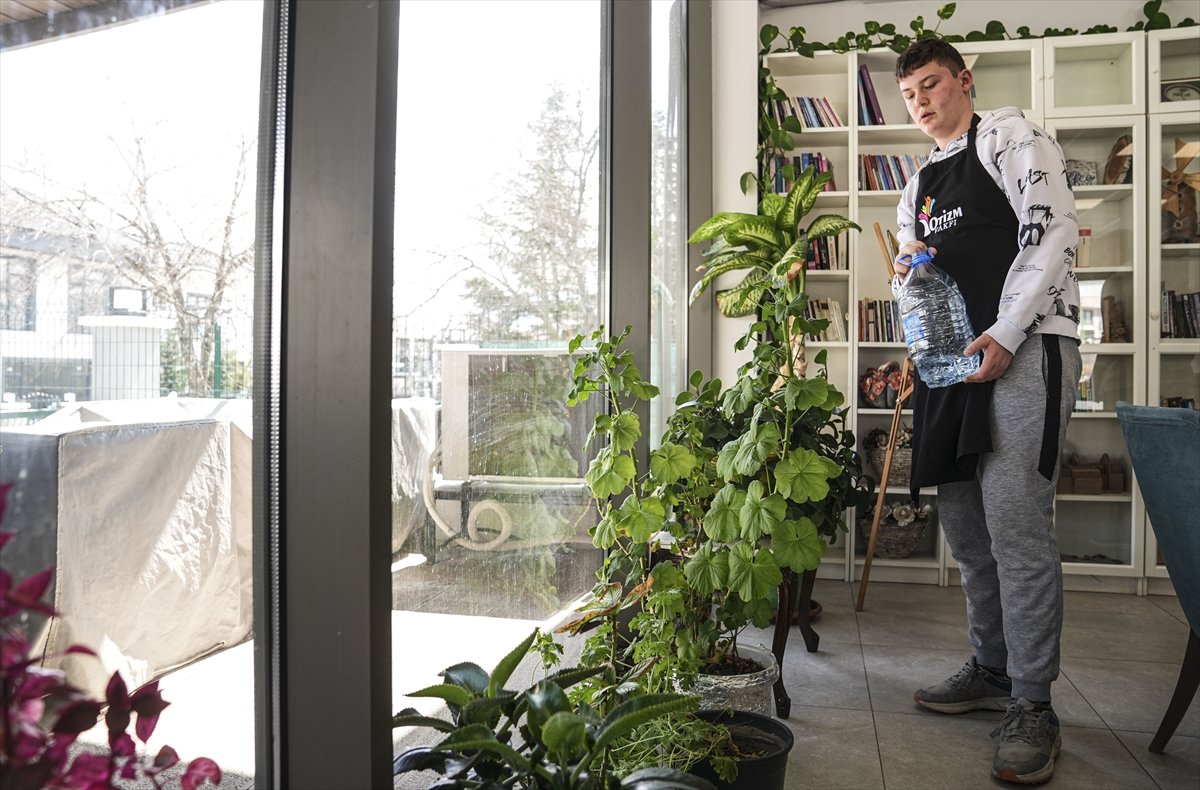 Otizmli bireyler kafede çalışarak hem öğreniyor hem sosyalleşiyor