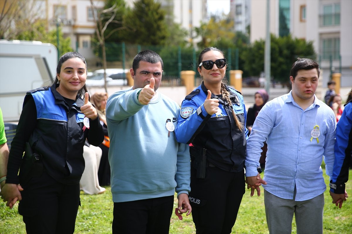 Otizmli çocuklar üstü açık otobüsle Adana'yı gezdi