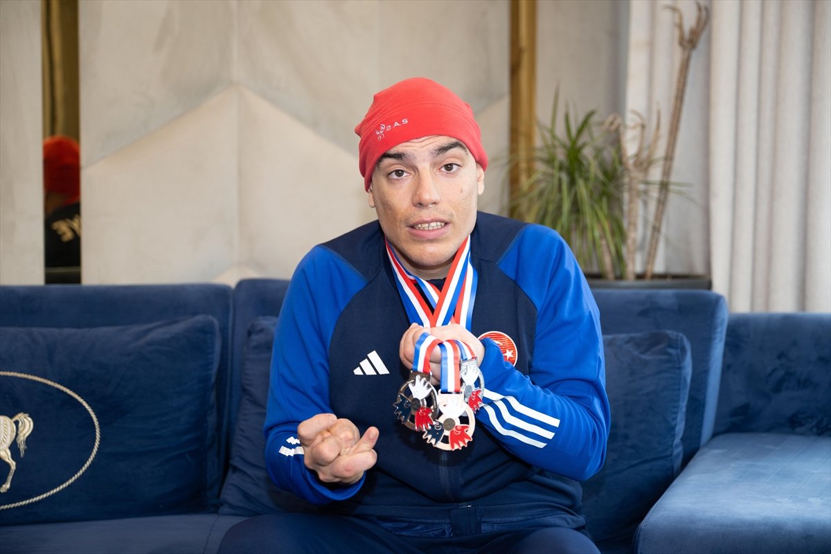 Otizmli ikiz milli kayakçılar babalarının desteğiyle başarıdan başarıya koşuyor