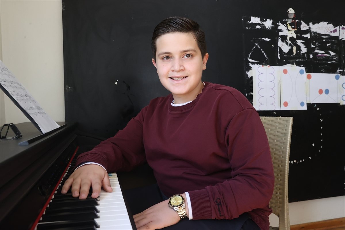 Otizmli Mete piyano sayesinde hayatını renklendirdi