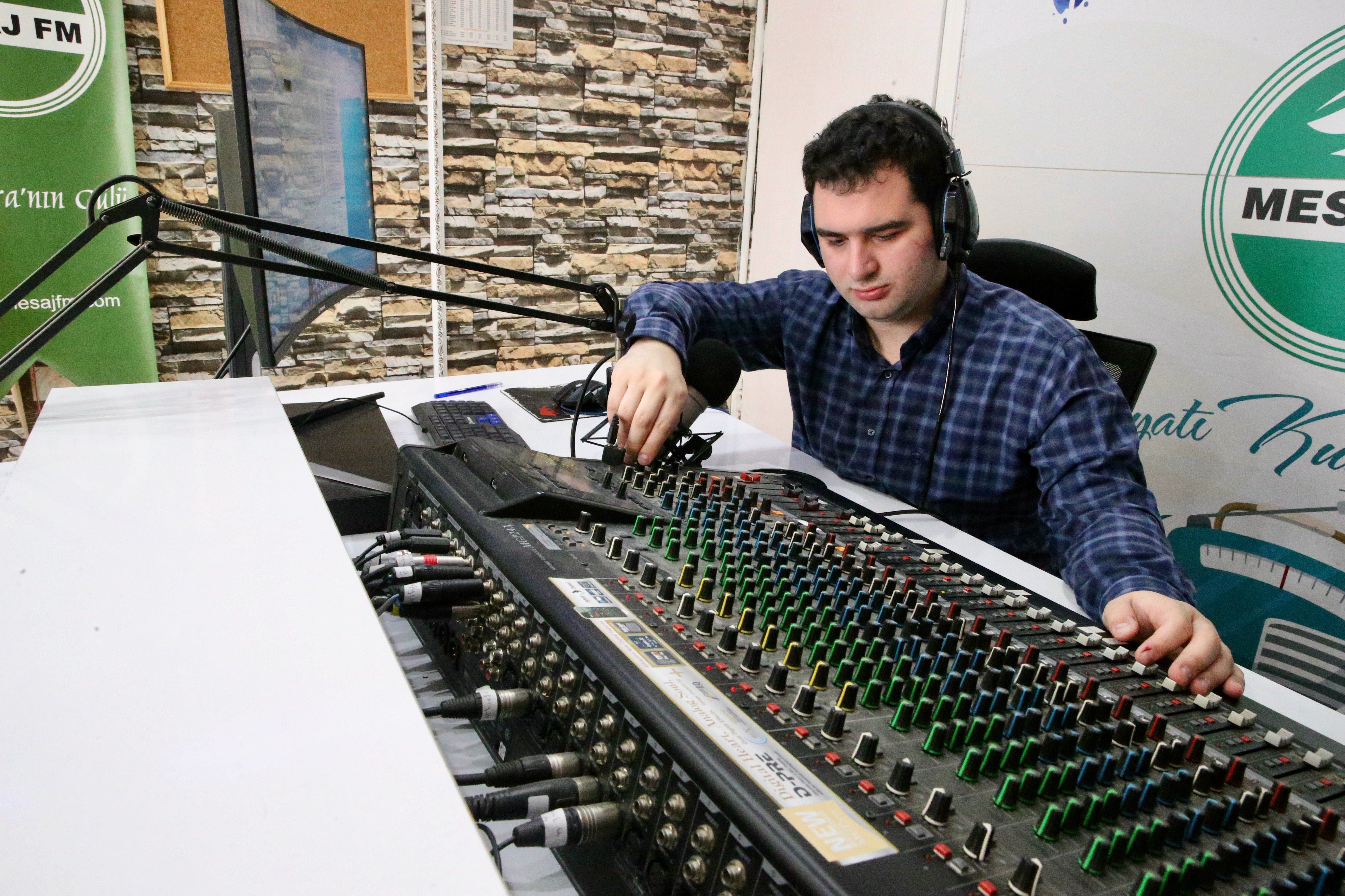 Otizmli Muhammed, çocukluk hayali radyo programıyla engelli bireylerin sesi oluyor