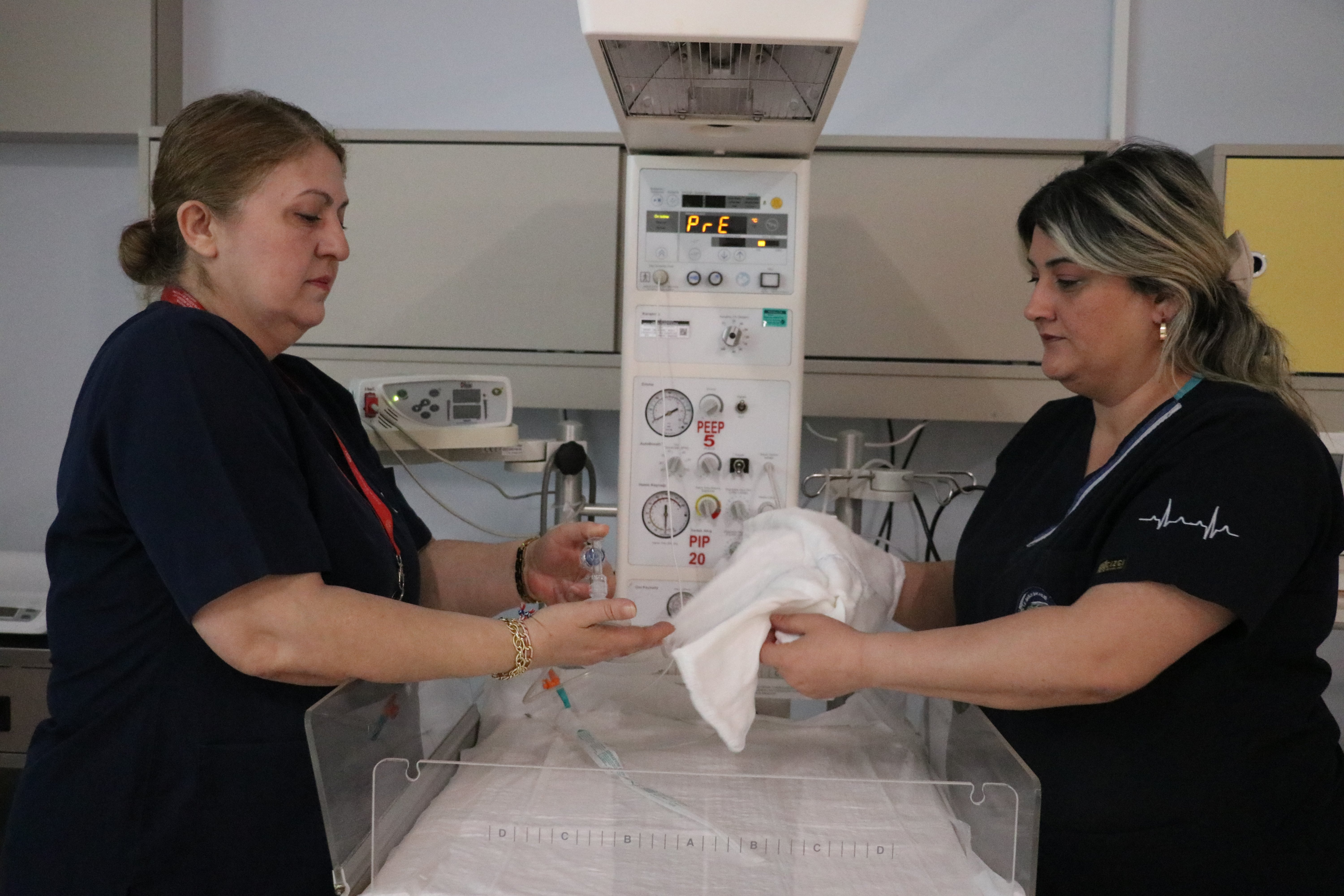 Özlem ebe 33 yıldır doğum sürecinin her anında anne adaylarının yanında