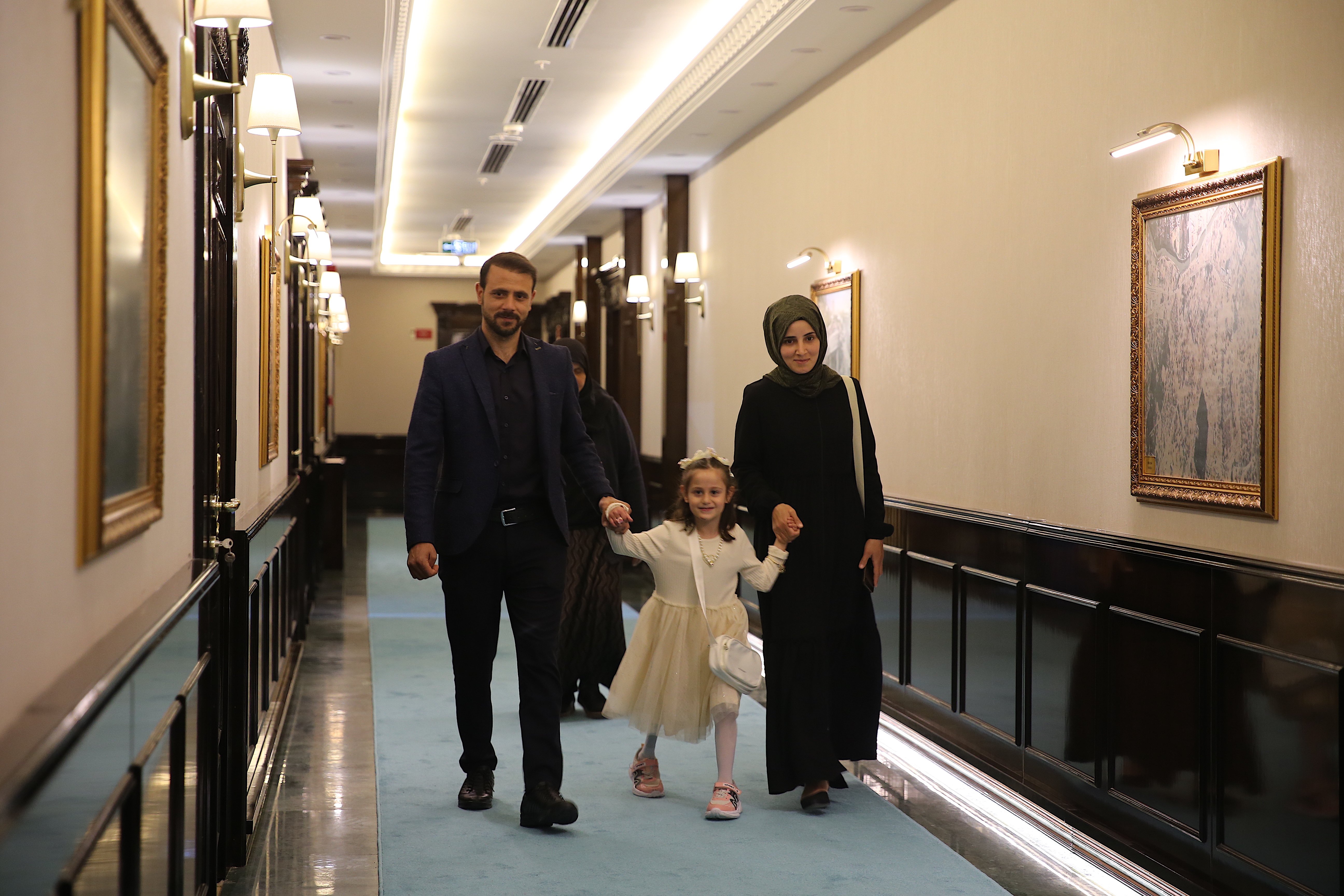 Protez bacakla yeniden yürümeye başlayan Zeynep, Hatay Valisi Masatlı'yı ziyaret etti