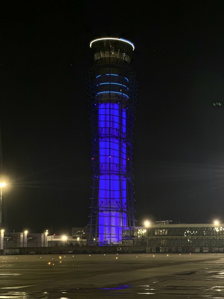 Sabiha Gökçen Havalimanı Kulesi otizme dikkati çekmek için mavi ışıkla aydınlatıldı