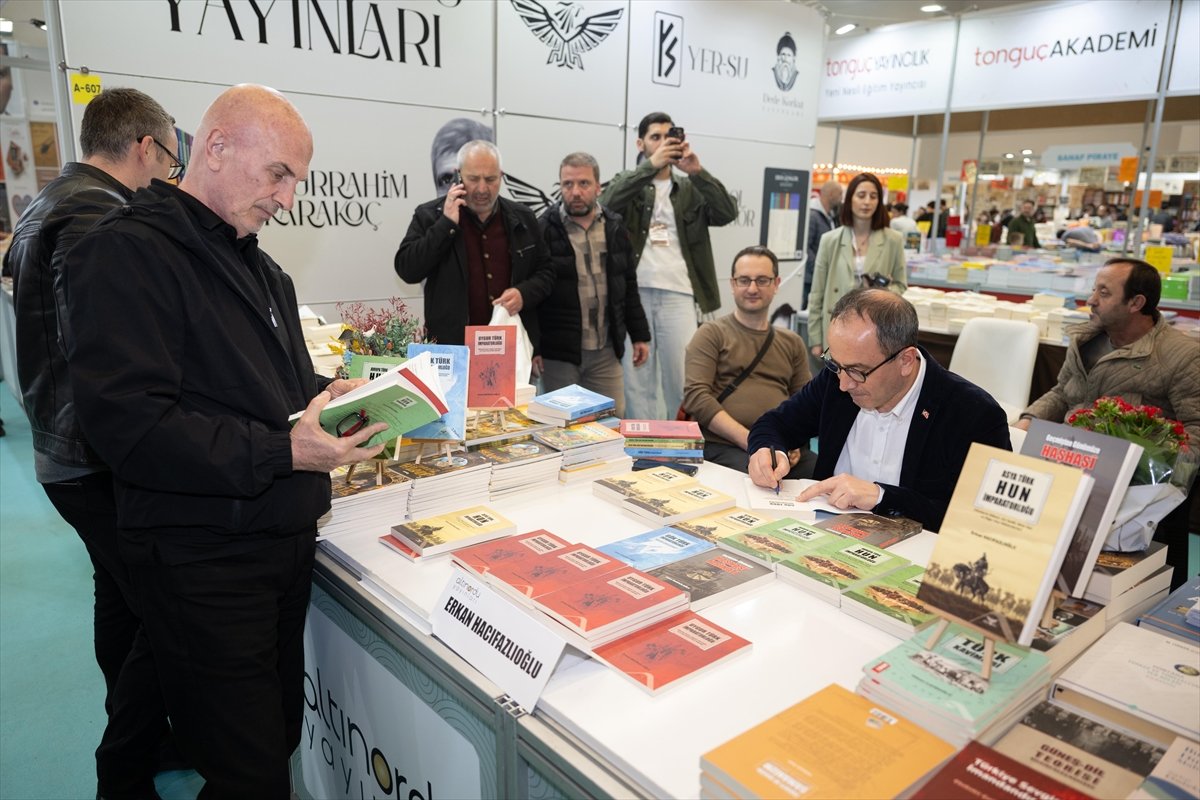 Sağlık Bakanlığı Teftiş Kurulu Başkanı Hacıfazlıoğlu, 23. Ankara Kitap Fuarı'nda kitaplarını imzaladı:
