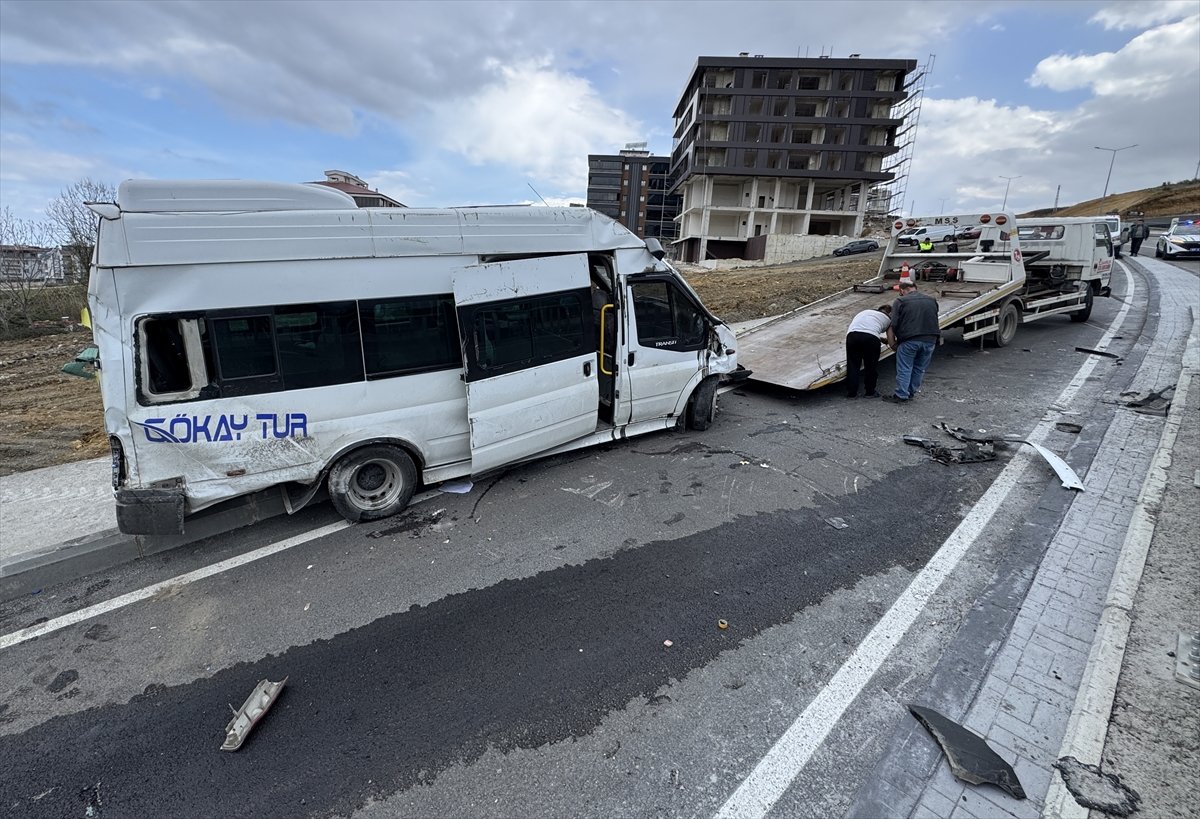 Samsun'da devrilen servis minibüsündeki 1 kişi yaralandı