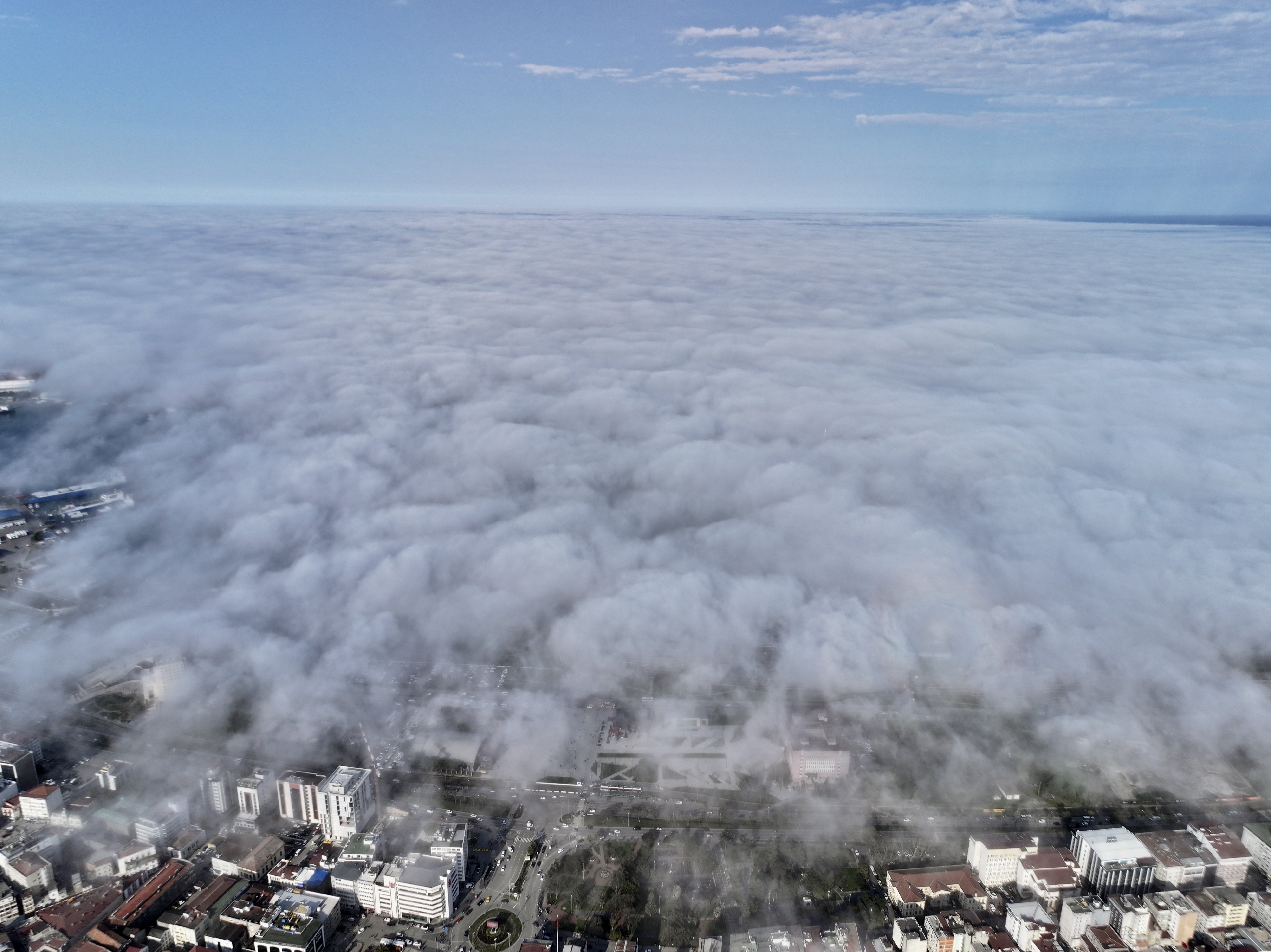 Samsun'da Karadeniz'in üzerini kaplayan 'sis denizi' dronla görüntülendi