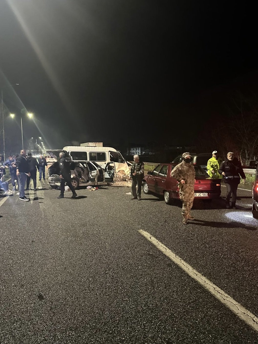 Samsun'da üç aracın karıştığı trafik kazasında 6 kişi yaralandı