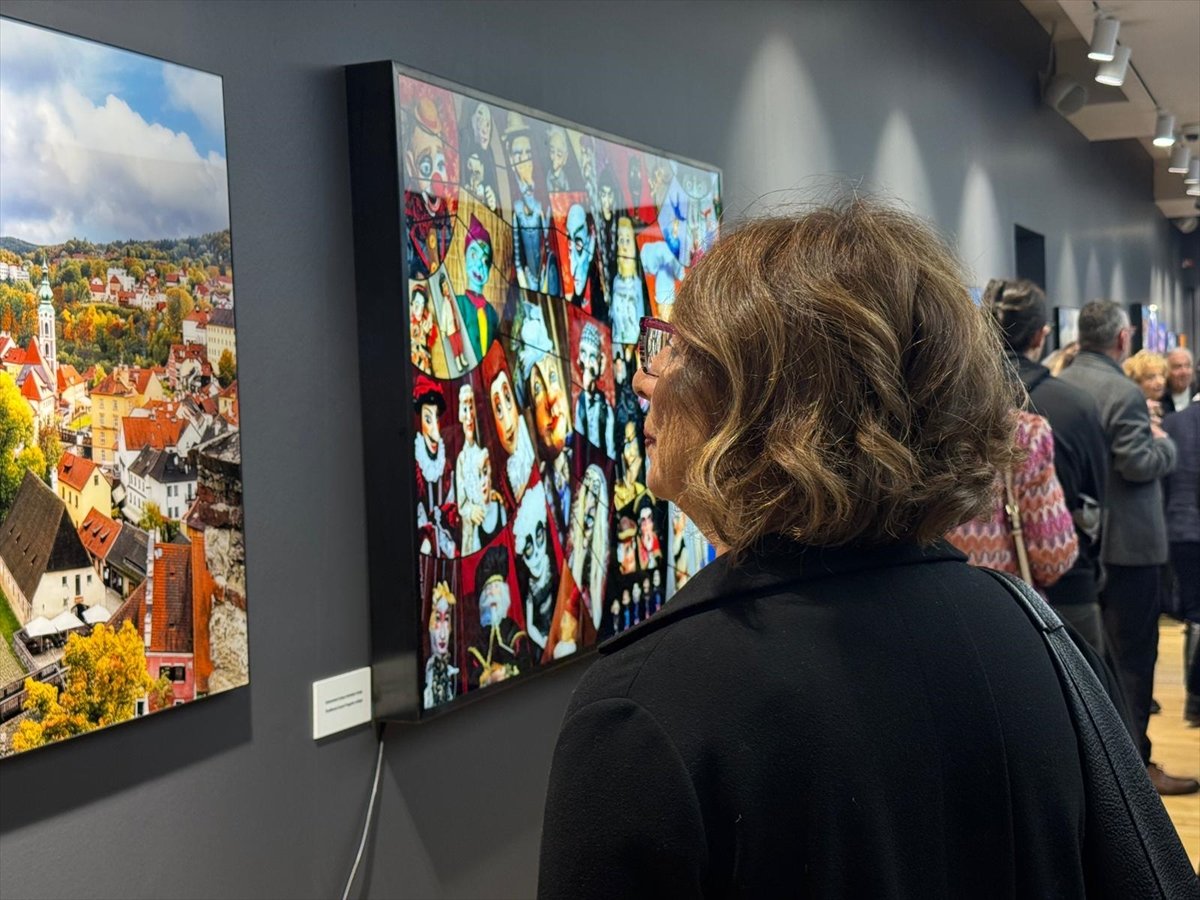 Sanatçı İzzet Keribar'ın 'Prag ve Bohemya-Tarihten Yansıyan Işık' sergisi açıldı