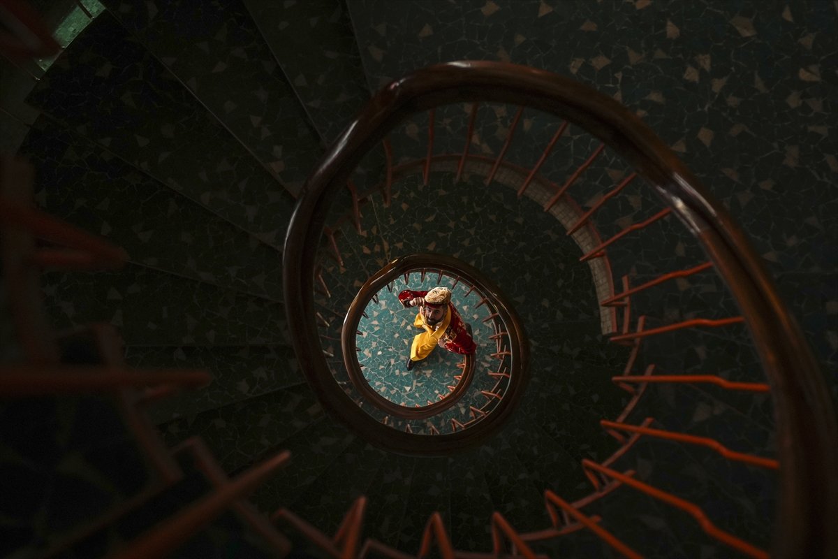 Sandıkta unutulan perde ve halıları kıyafetlere dönüştürüyor