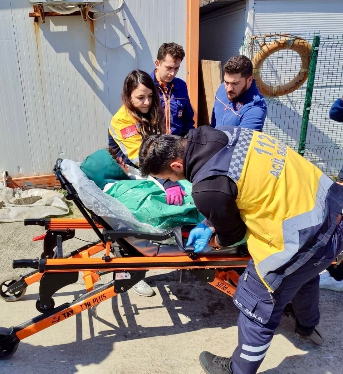 Sarıyer'de kayalıklardan düşen kişi kurtarıldı