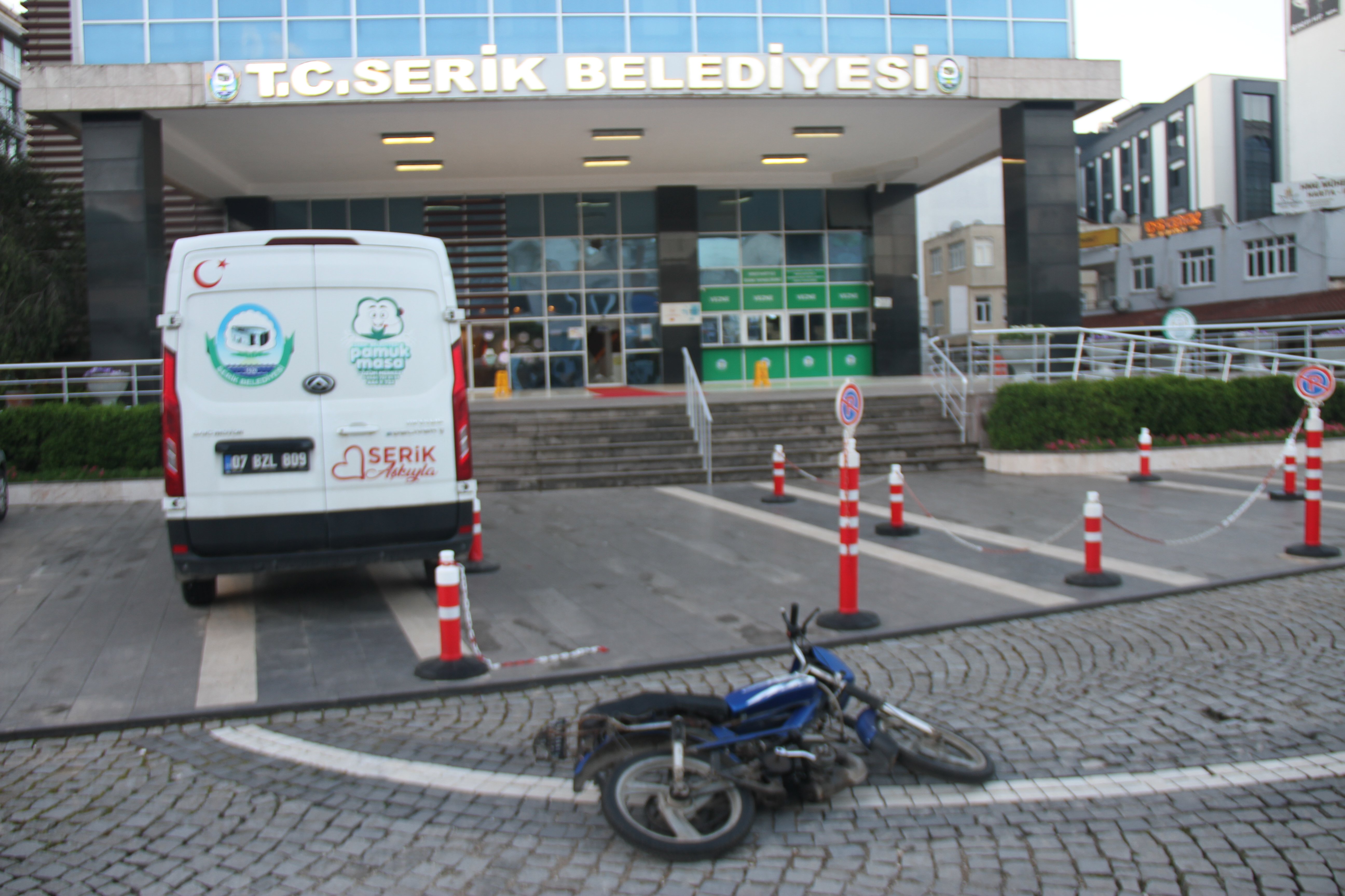 Serik Belediye binasına silahla ateş açan kişi yakalandı