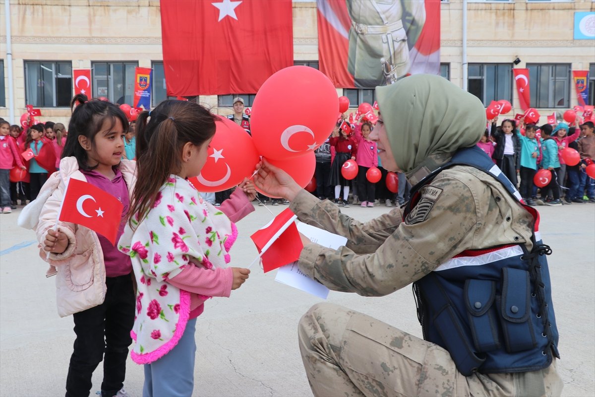Siirt'te jandarma, köy çocuklarının bayramını etkinliklerle kutladı