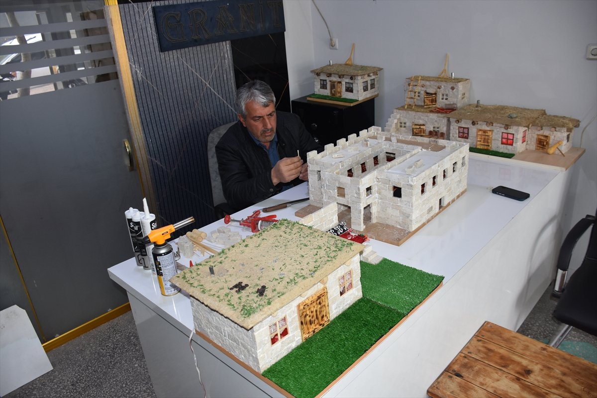Şırnak'ın toprak damlı evlerini maketlerde yaşatıyor