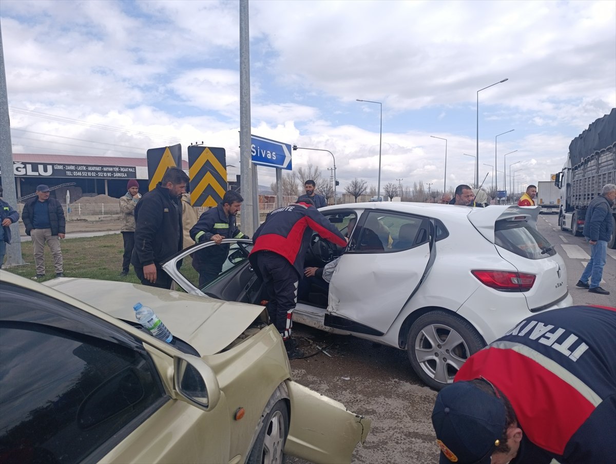 Sivas'ta iki otomobilin çarpışması sonucu 4 kişi yaralandı