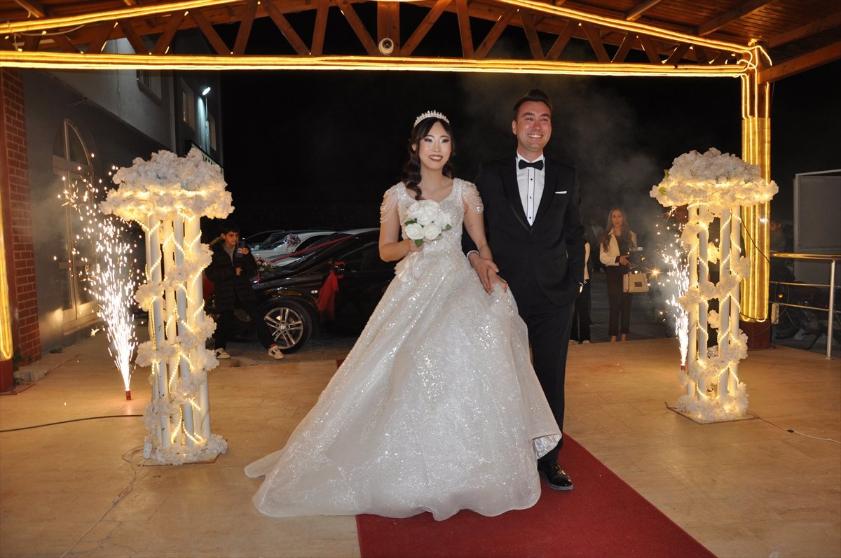 Tatilde tanışan Güney Koreli turist ile Türk rehber Mersin'de evlendi