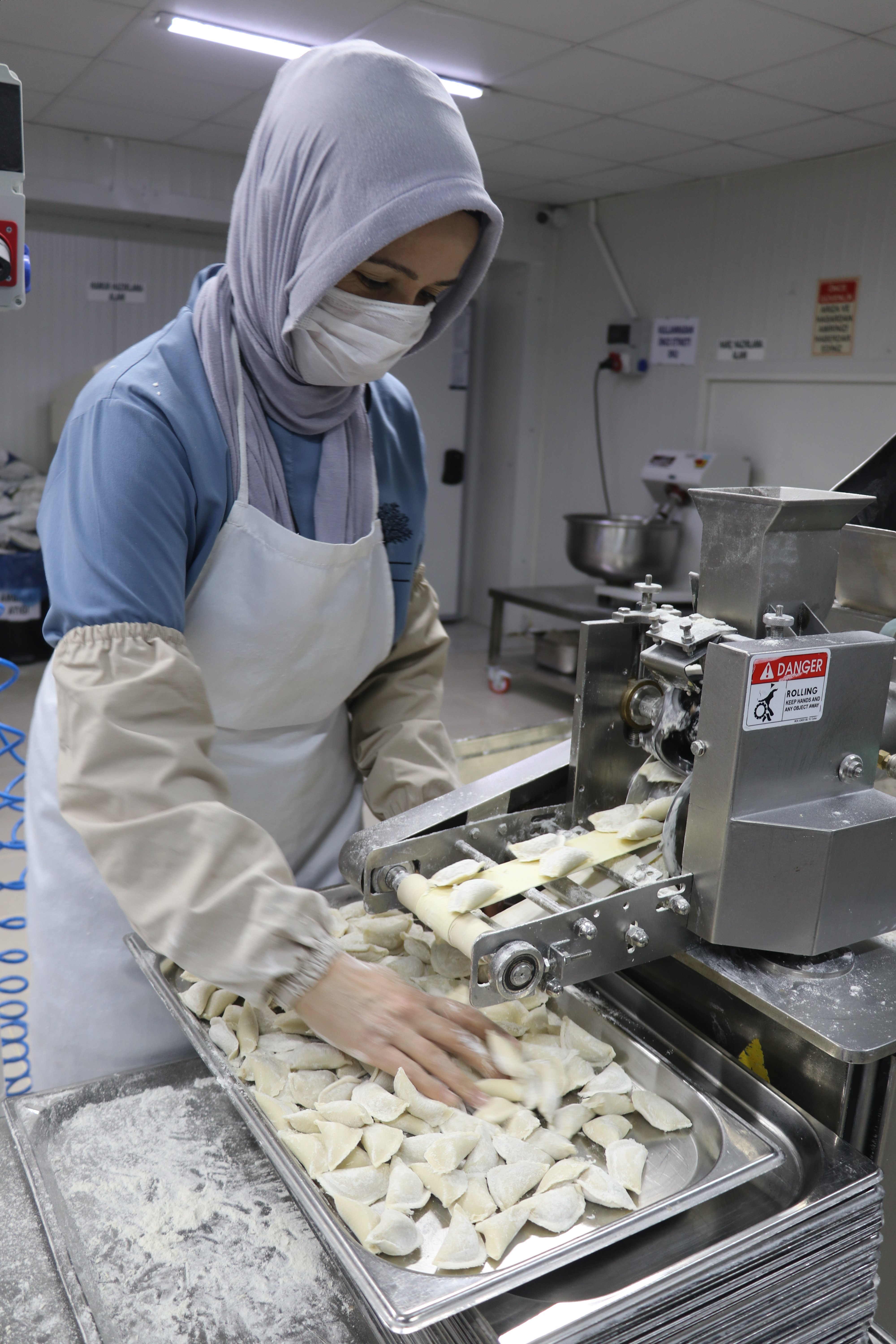 Tatilde tattığı mantıdan yola çıkarak kurduğu imalathanede 100 kadına istihdam sağlıyor