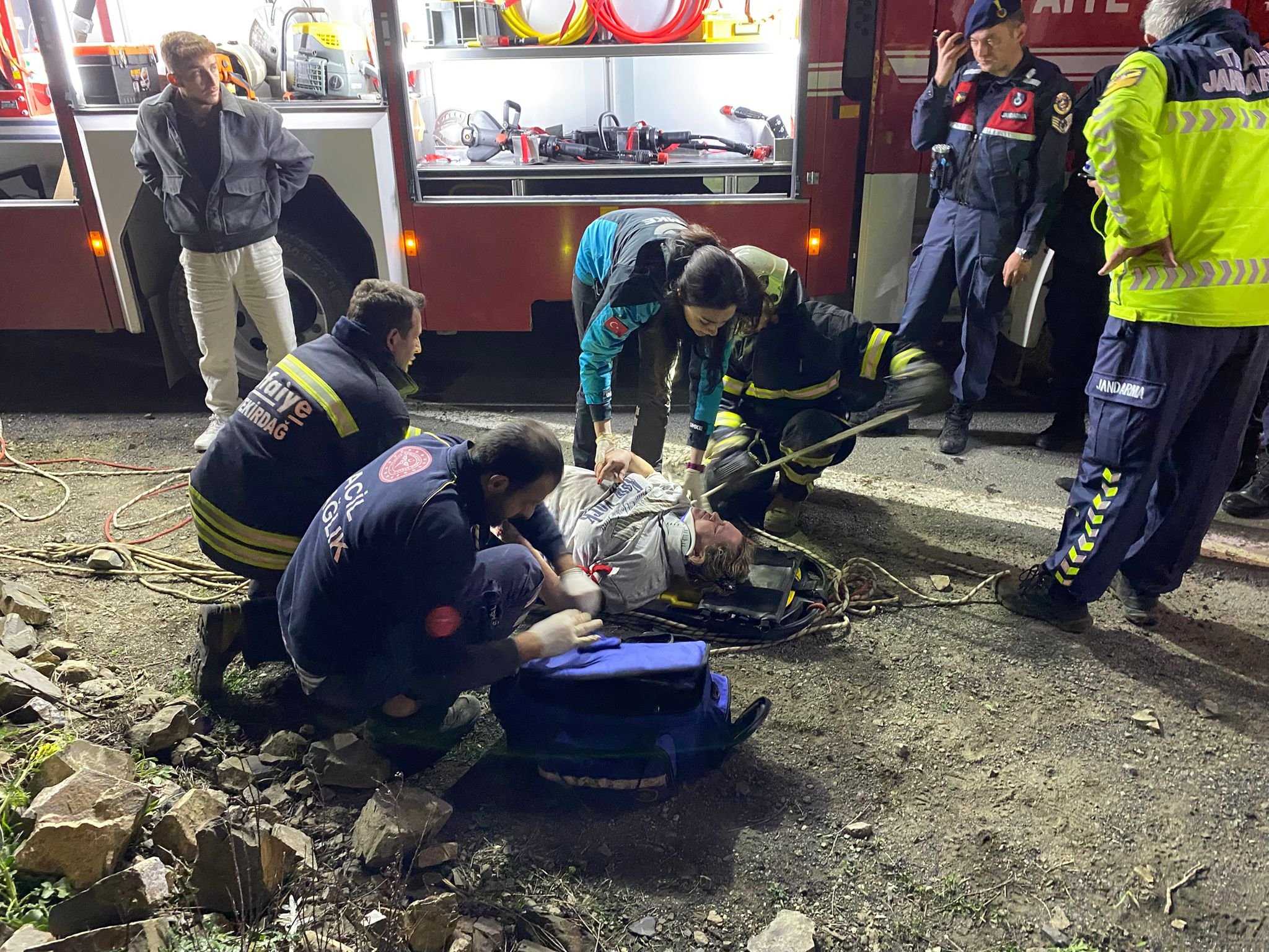 Tekirdağ'da uçurumdan deniz kenarına düşen otomobildeki 3 kişi yaralandı