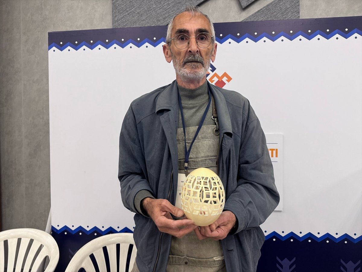 Televizyondan görerek başladığı yumurta kabuğu oyma sanatını Türkiye'ye tanıtıyor