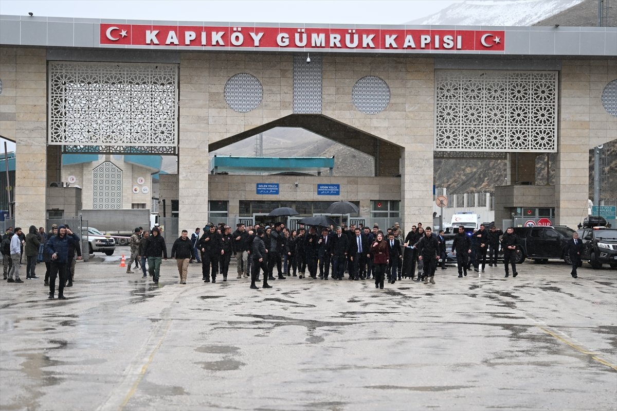 Ticaret Bakanı Bolat, Kapıköy Gümrük Kapısı'nda incelemelerde bulundu: