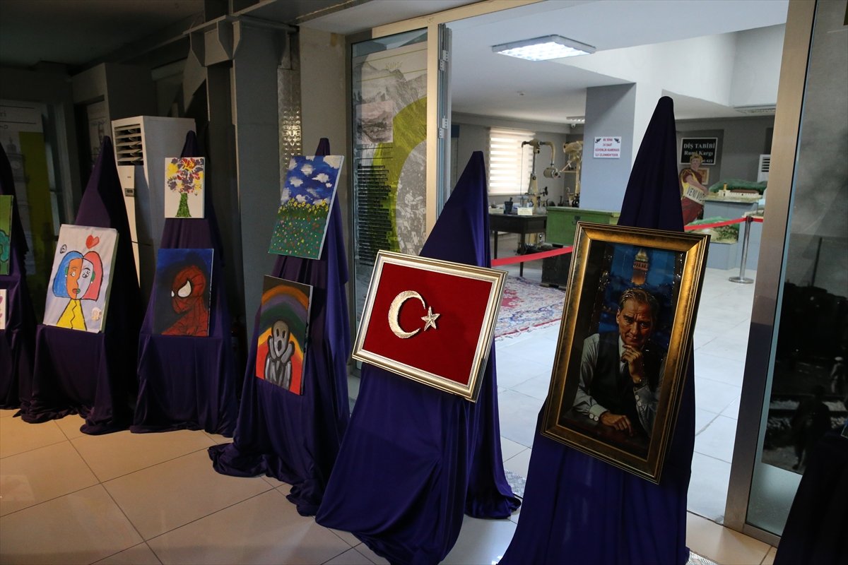 Tokat'ta otizmli çocukların yaptığı resimler sergilendi