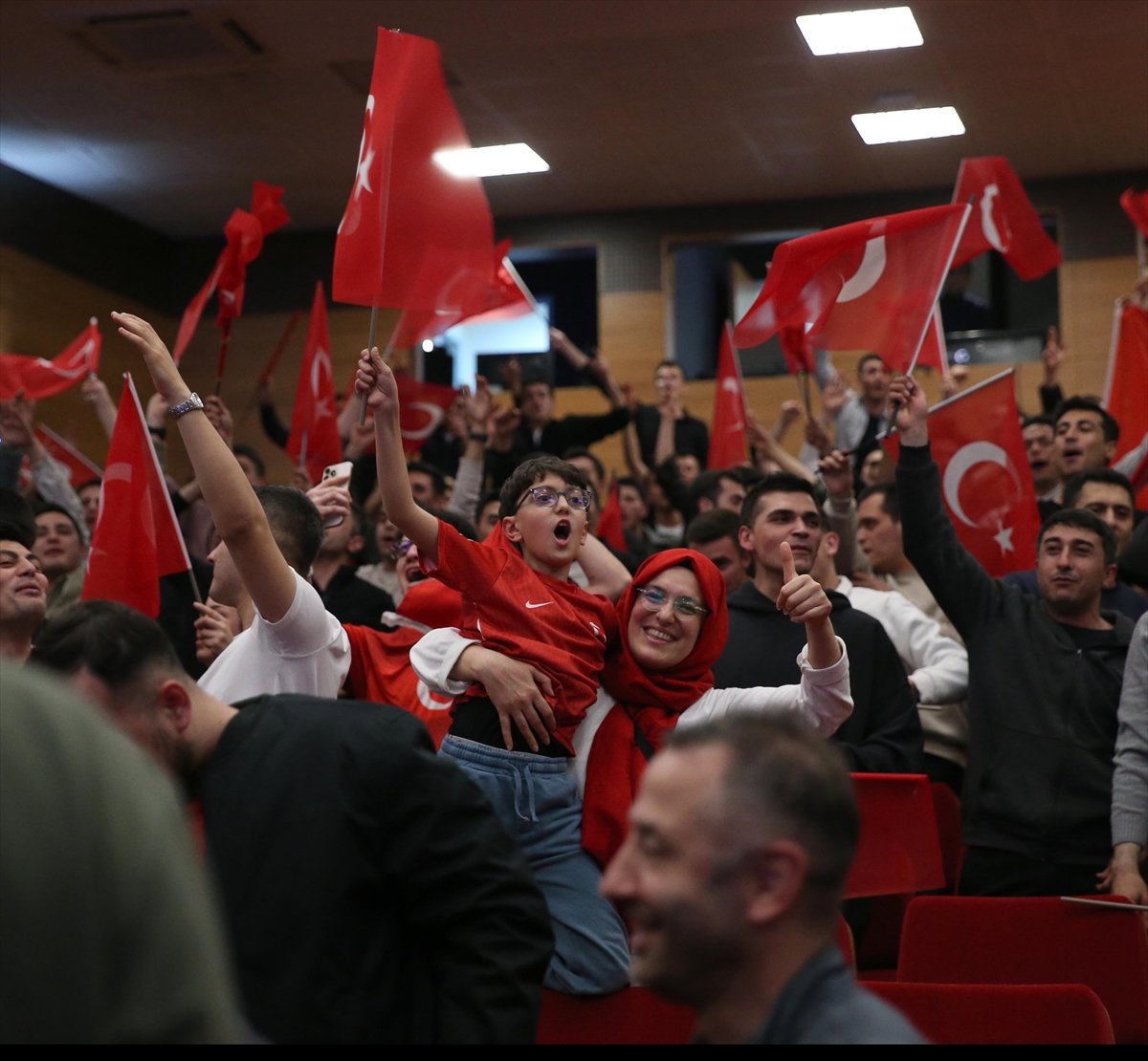 Trabzon ve çevre illerde Kosova-Türkiye maçı dev ekranlardan izlendi