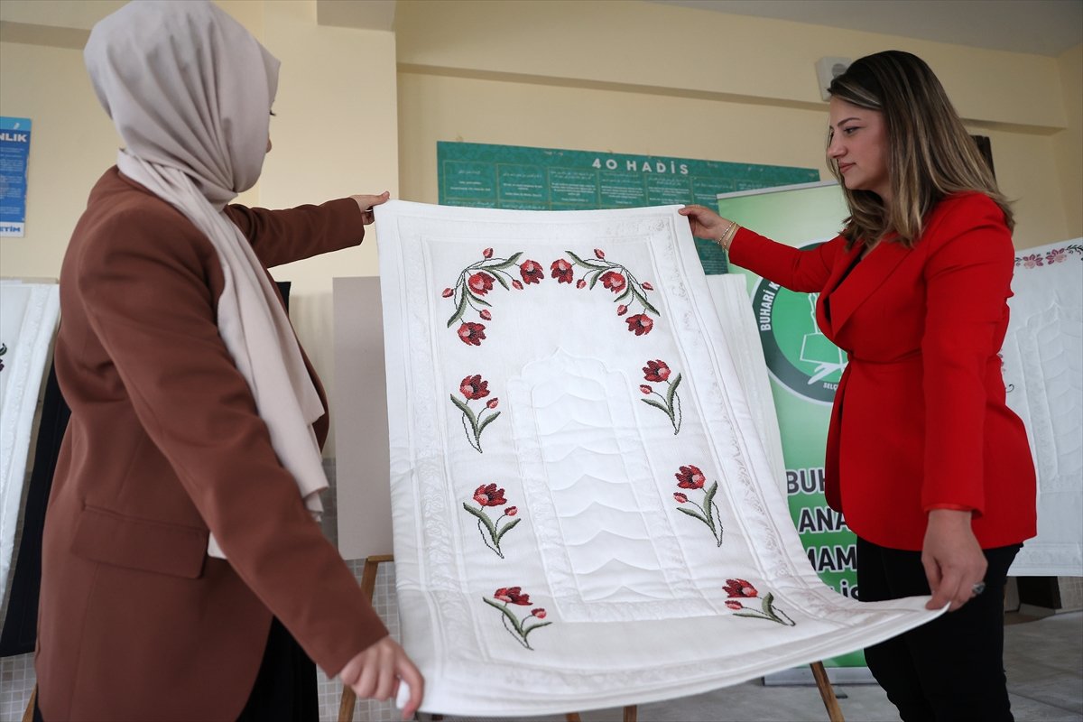 Türk İslam motiflerini işledikleri seccadelerin gelirini Gazze'ye gönderecekler