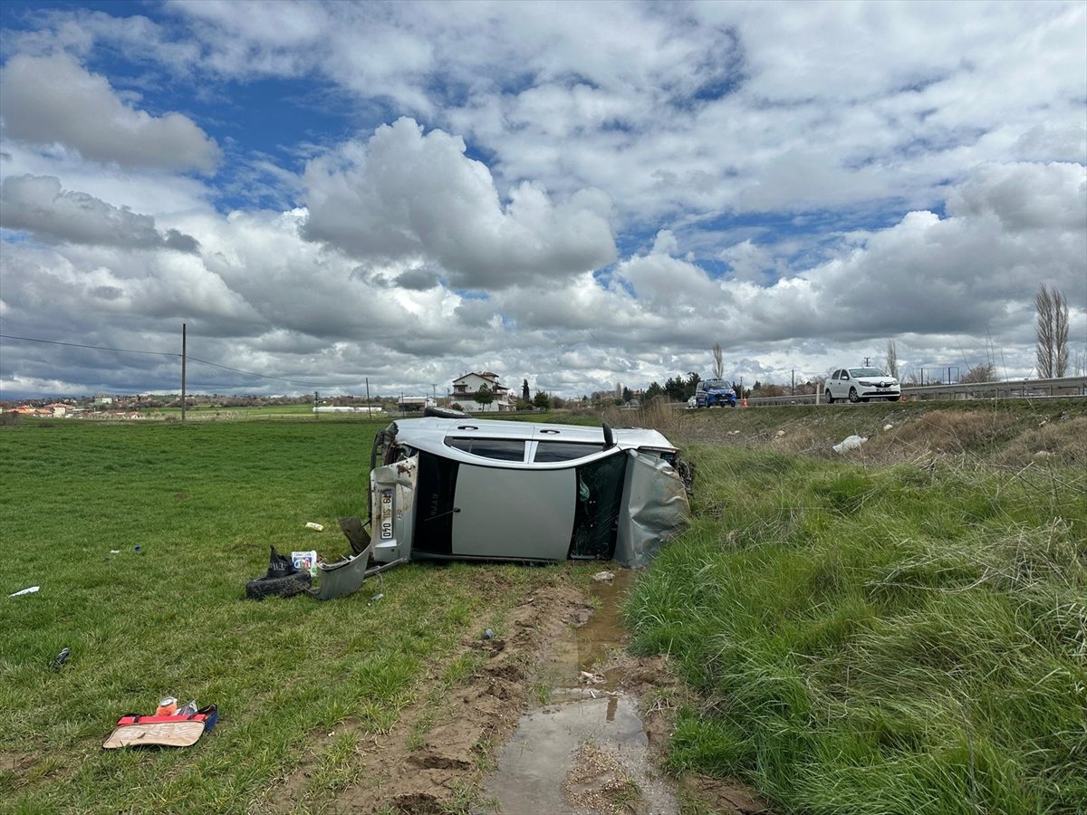 Uşak'ta tarlaya devrilen otomobildeki 4 kişi yaralandı