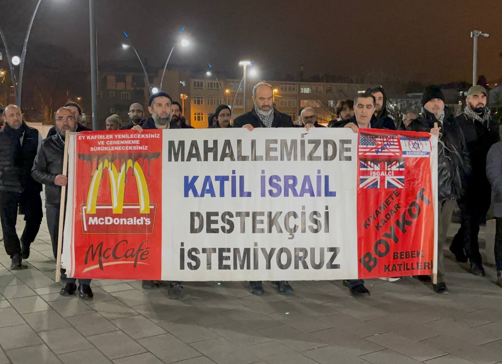 Üsküdar'da mahalle sakinlerinin McDonald's protestosu sürüyor