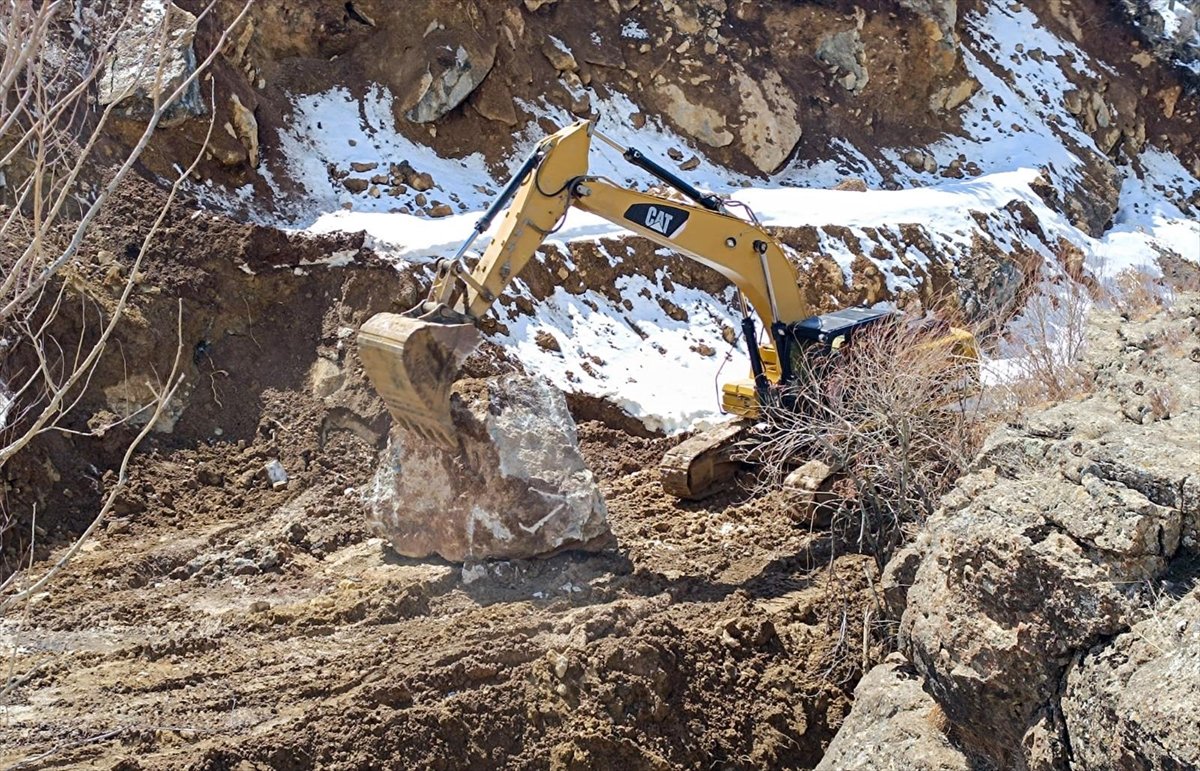 Van'da kırsal mahalle yoluna düşen kayalar ekiplerce temizlendi