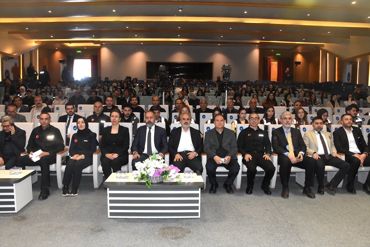 Van'da 'Tüm Yönleriyle Afet Yönetimi' paneli düzenlendi