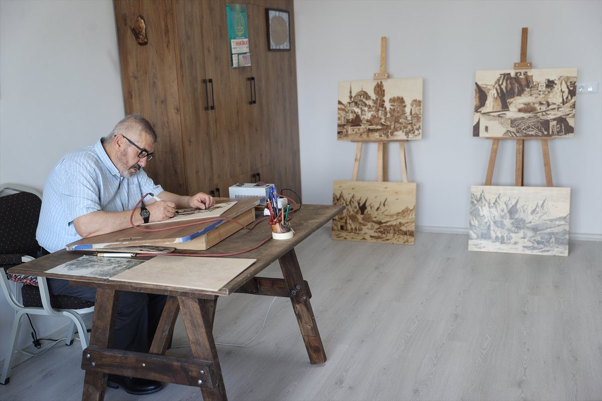 Yakma resim sanatını huzurevinde kendisine tahsis edilen atölyede sürdürüyor