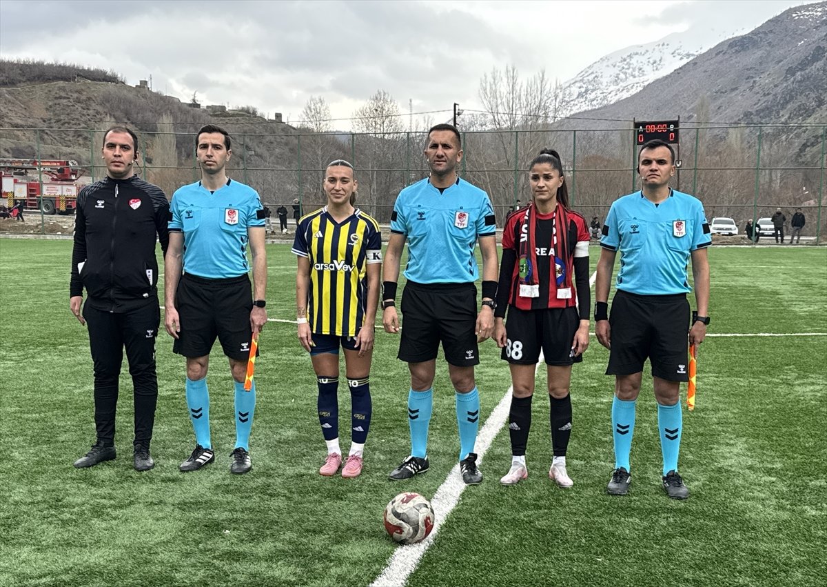 Yüksekovaspor-Fenerbahçe maçındaki gerginlikte konuk ekip teknik direktörü yaralandı