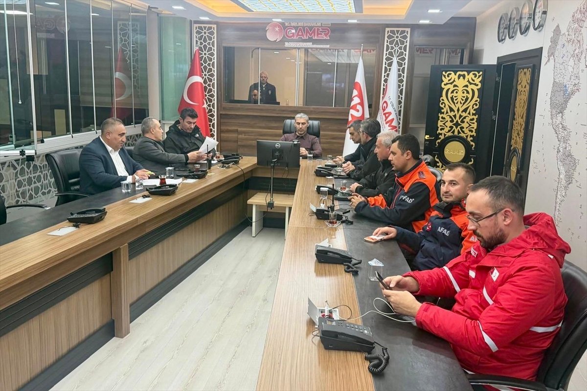 Afyonkarahisar'da kar ve sağanak etkili oluyor