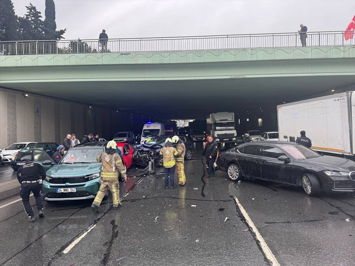 Beylikdüzü'nde 4 aracın karıştığı trafik kazasında 4 kişi yaralandı