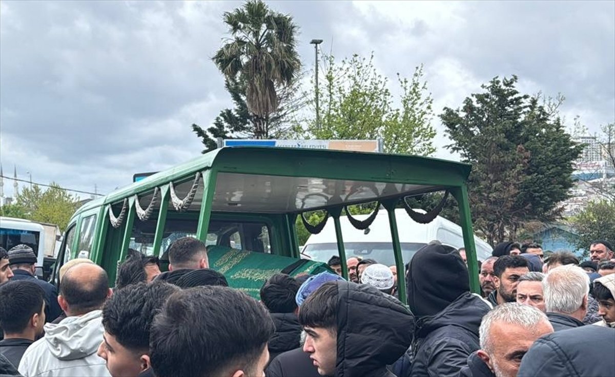 Esenler'de öldürülen 17 yaşındaki gencin cenazesi toprağa verildi